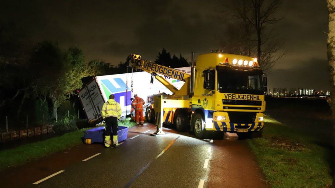 Een bergingsbedrijf heeft met groot materiaal de combinatie weer op de weg kunnen trekken.