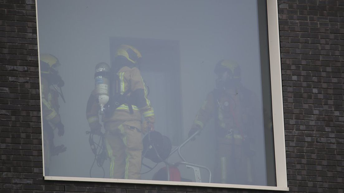Brandweer ventileert huis aan Brigantijnlaan na brand.