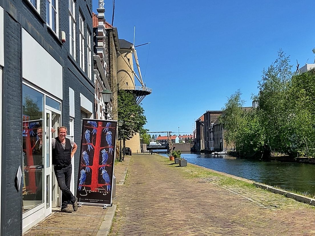 Jacques Tange voor zijn atelier, expositieruimte en 'drive-thru' voor expo 'Gewiekste Kunst', Schie 50 in Schiedam