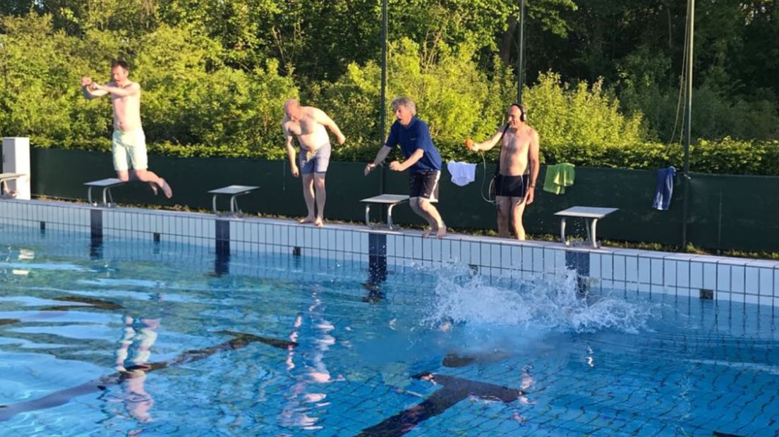 Wethouders openen het zwembad op sportieve wijze