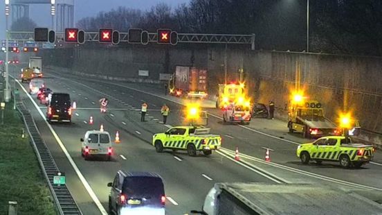 Lange file op snelweg door ongeluk met meerdere voertuigen. Lange file op snelweg door ongeluk met meerdere voertuigen.