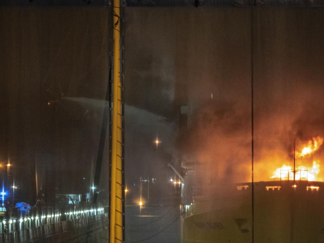 Brandweer blust brand op schip in Schiedam