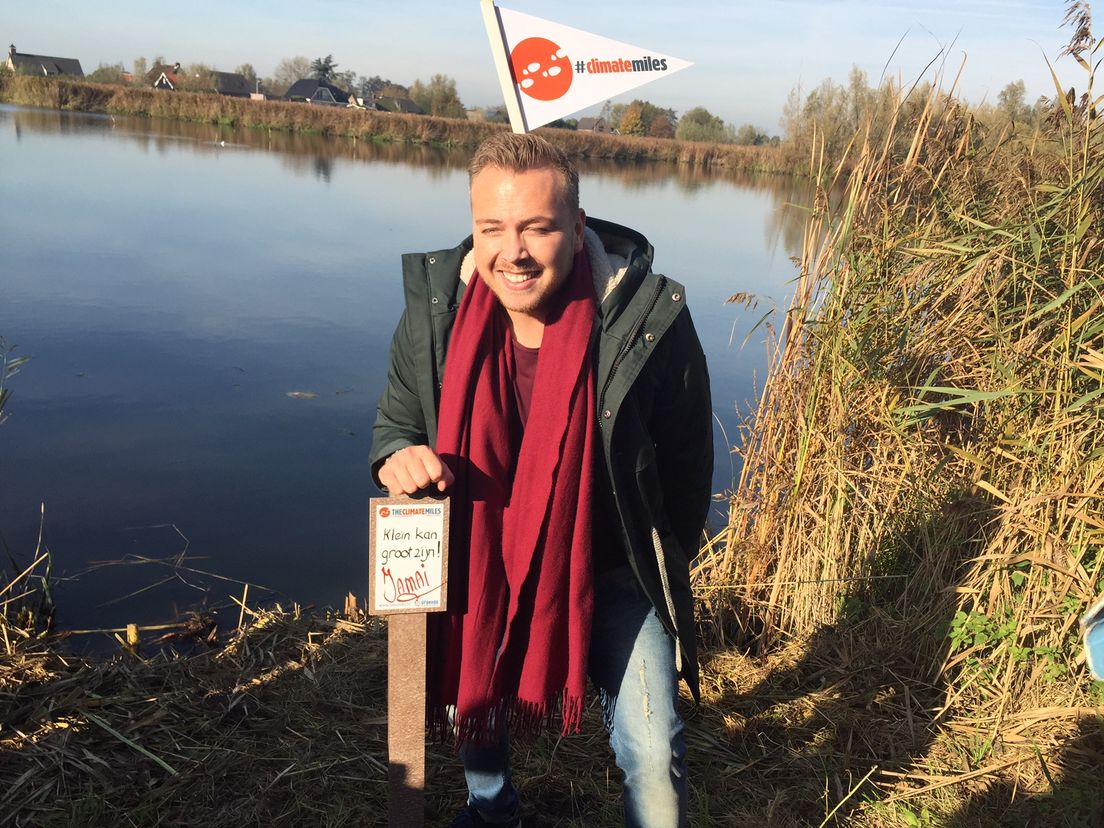 Zanger Jamai plaatst zijn mijlpaal tijdens de Climate Miles van Utrecht naar Parijs