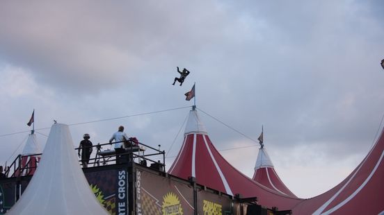 Stuntman breekt enkel bij landing op Zwarte Cross