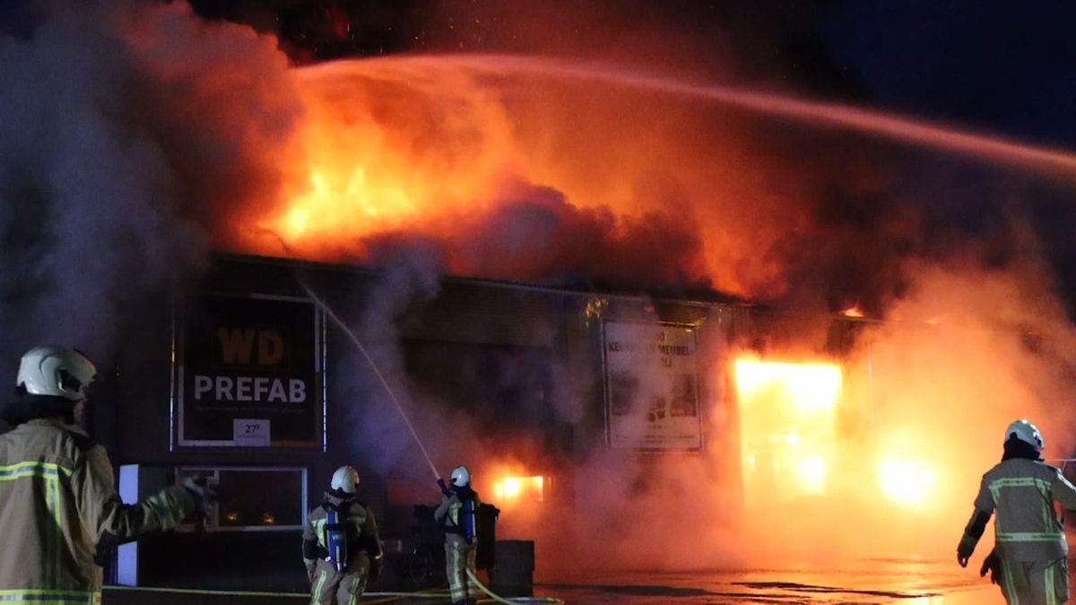 Uitslaande brand in bedrijfspand Klazienaveen