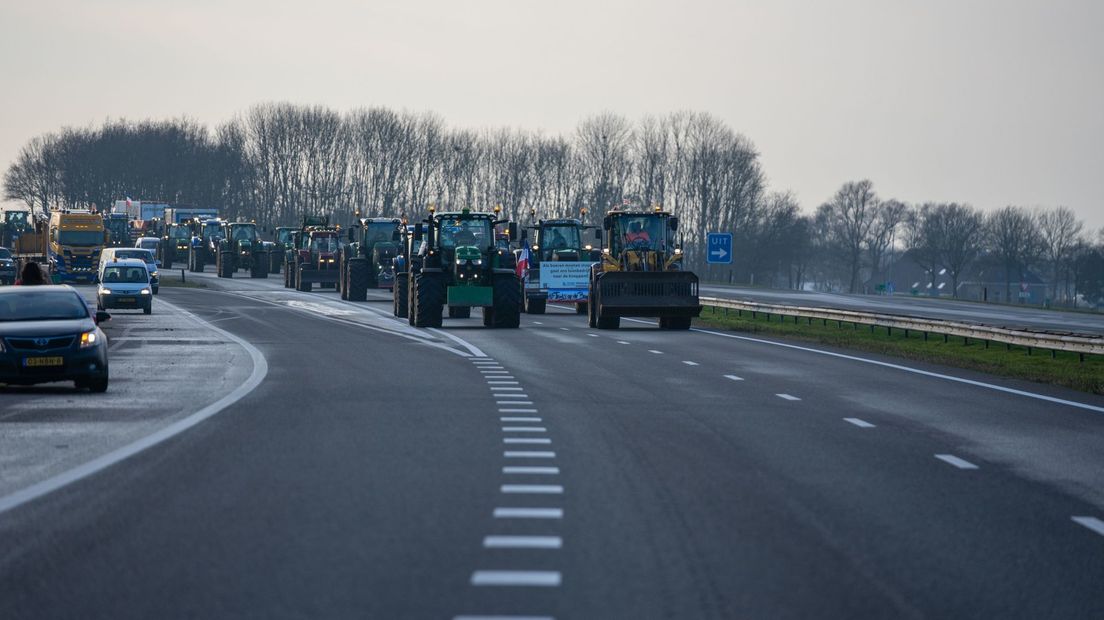 Trekkers rijden over de snelweg en blokkeren de doorgang