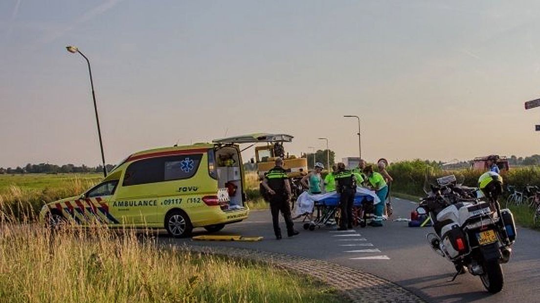 De vrouw is meegenomen in een ambulance.