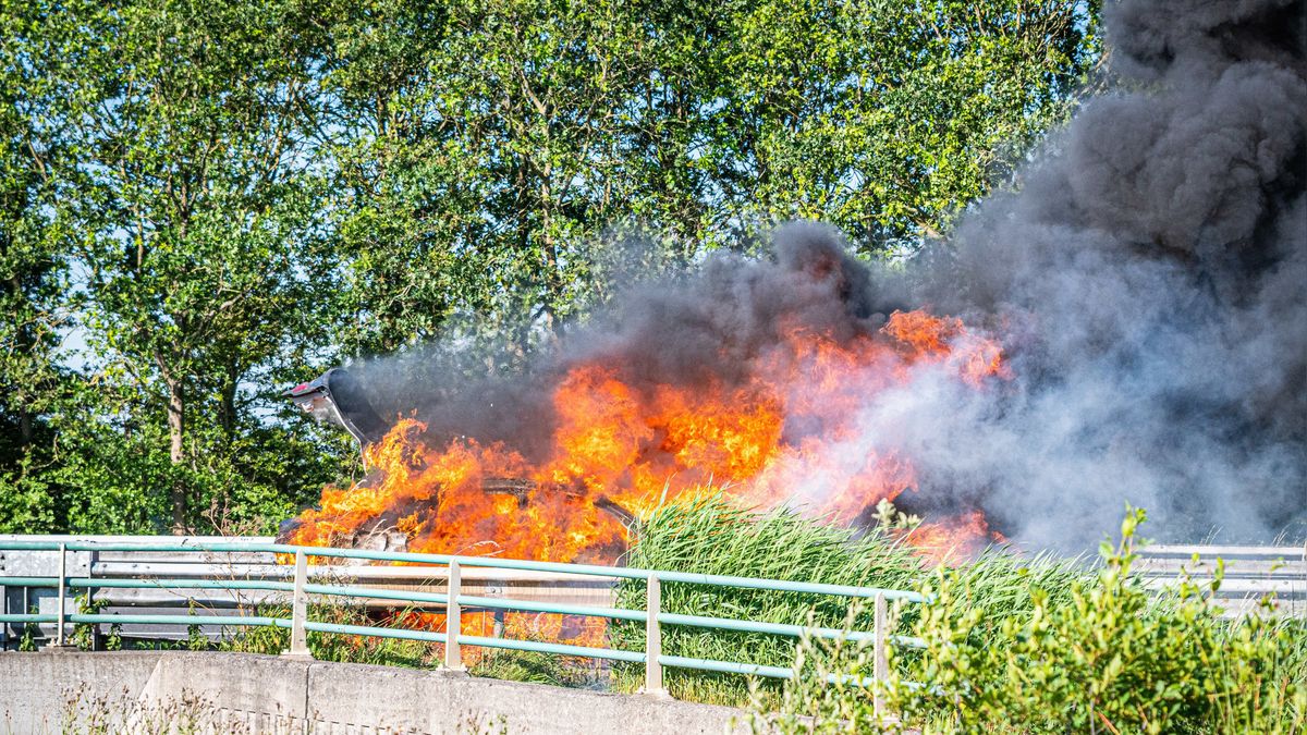 Auto brandt volledig uit op A32 bij Oldeholtwolde