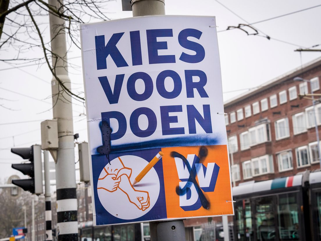 Veel verkiezingsborden in Rotterdam zijn beklad, maar kunnen nog steeds hergebruikt worden.