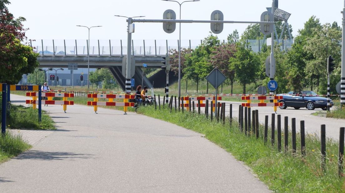 Ede heeft een groot deel van het bedrijventerrein Frankeneng afgesloten, omdat er tijdens de grote brand van zondagochtend asbest is vrijgekomen. Dit betekent dat veel autobedrijven in het gebied op Tweede Pinksterdag dicht blijven.