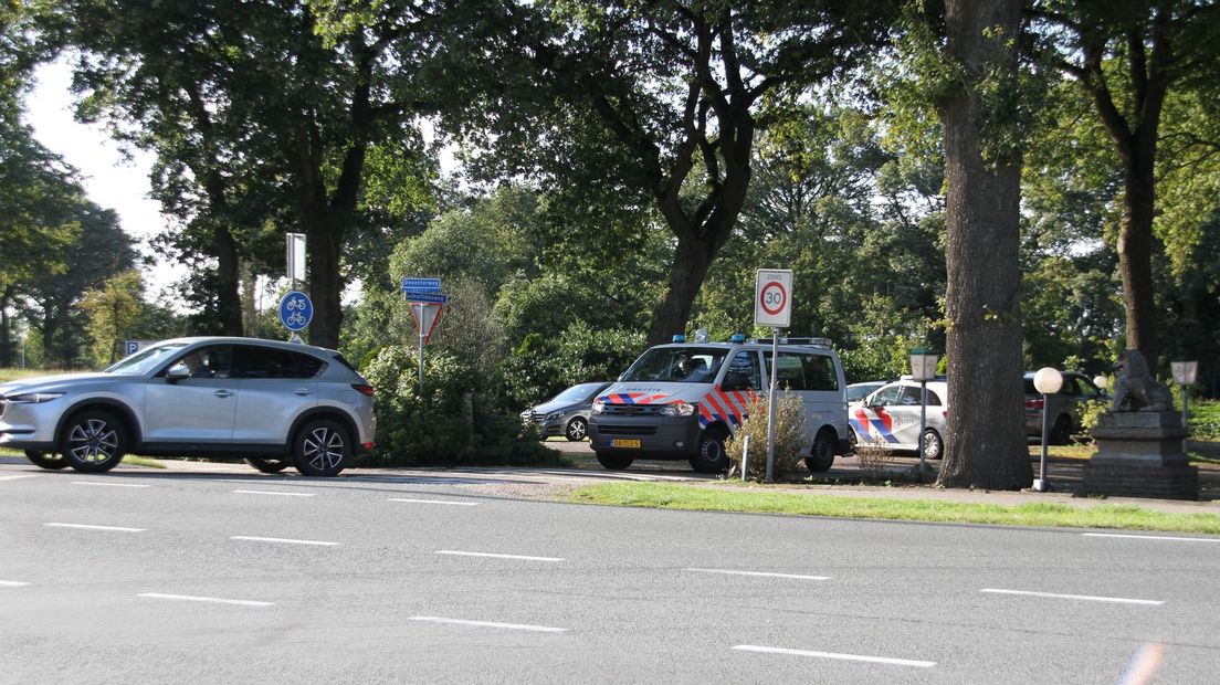 Politie onderzoekt auto in Holten na wapenvondst.