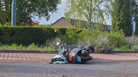 Scooterrijder gewond bij aanrijding in Hengelo. Scooterrijder gewond bij aanrijding in Hengelo.