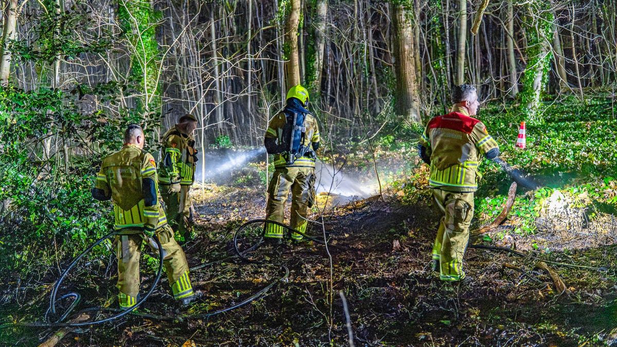 Bosbrand bij kerkdorp, twee brandweerwagens ter plaatse