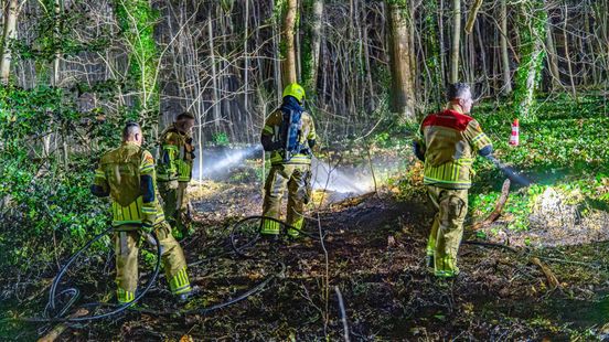Bosbrand bij kerkdorp, twee tankautospuiten ter plaatse