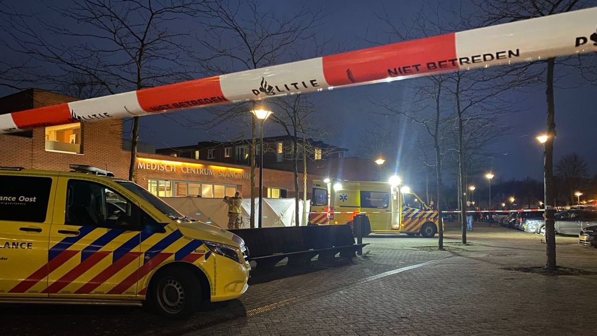 Automobilist overleden na botsing tegen pand medisch centrum in Hengelo