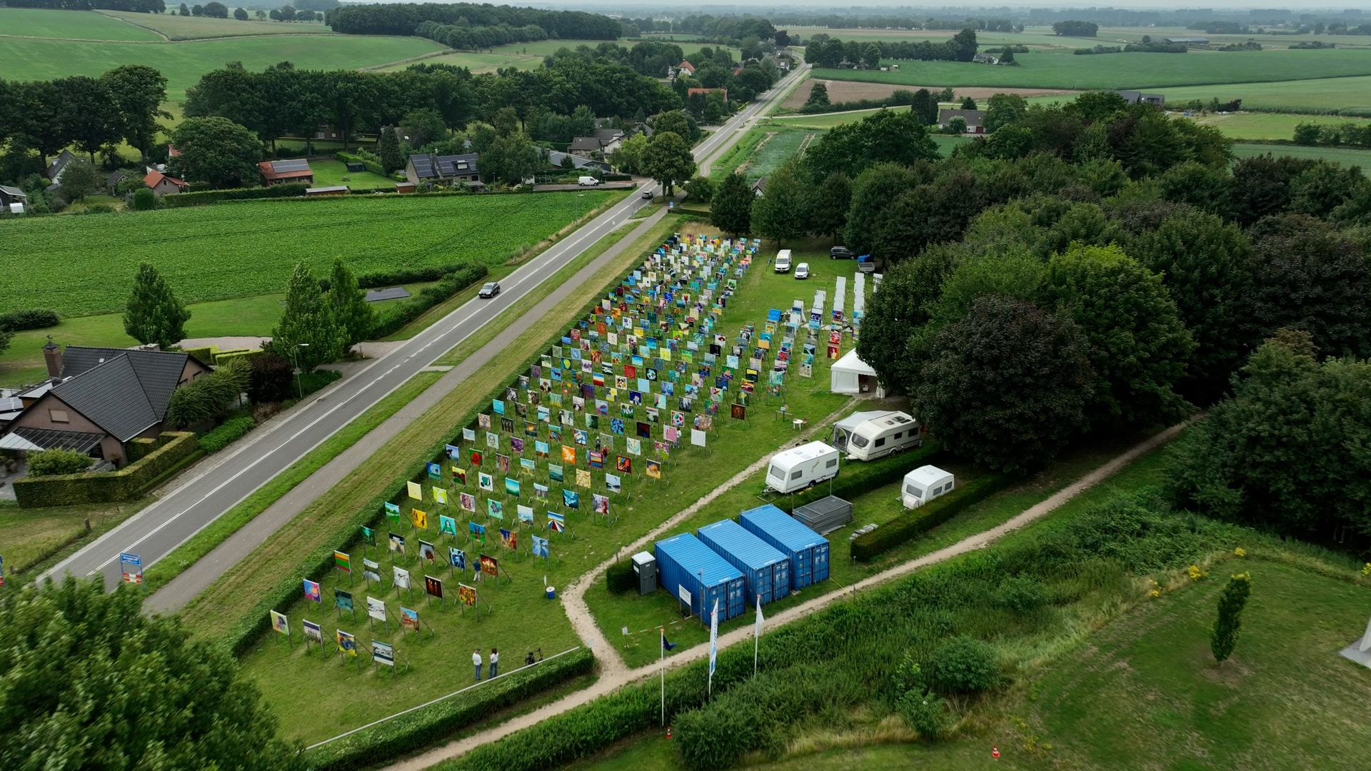 Samen schilderen aan reusachtige V voor vrijheid