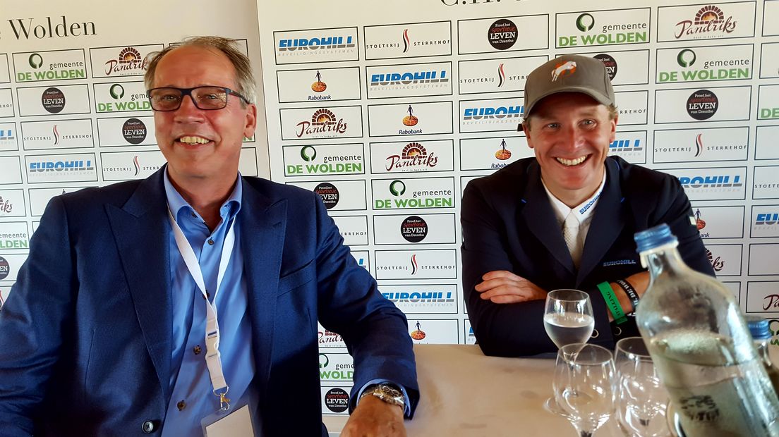 Voorzitter Christiaan Hendriksen en winnaar Michael Greeve (Rechten: Steven Stegen / RTV Drenthe)