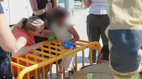 Brandweer haalt kind uit doeltje