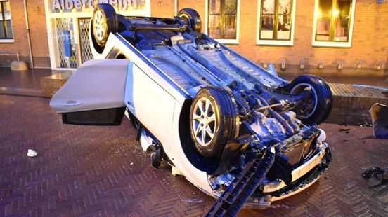Auto op de kop na botsing met betonblok