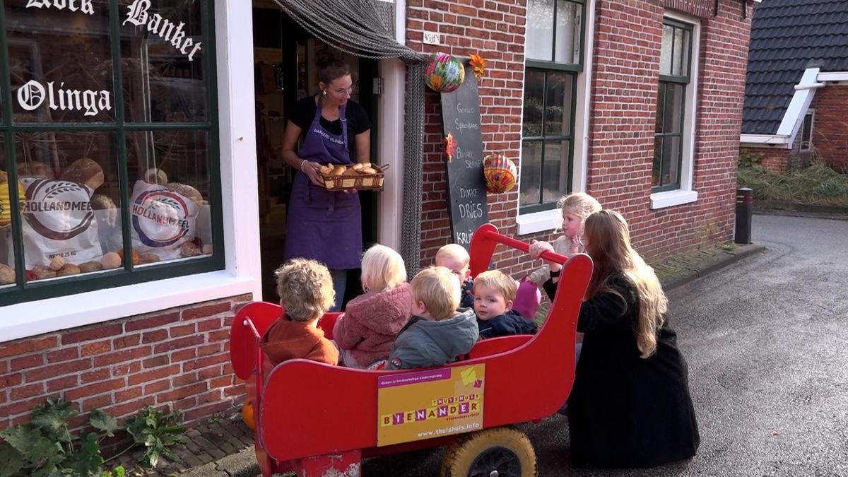 Kinderen smullen van stoetkerels bij Sint-Maarten in Bierum