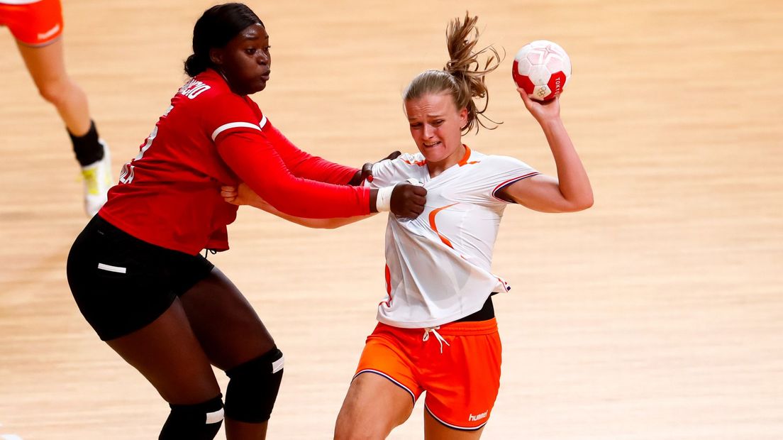 Debbie Bont in actie namens Nederland tegen Angola