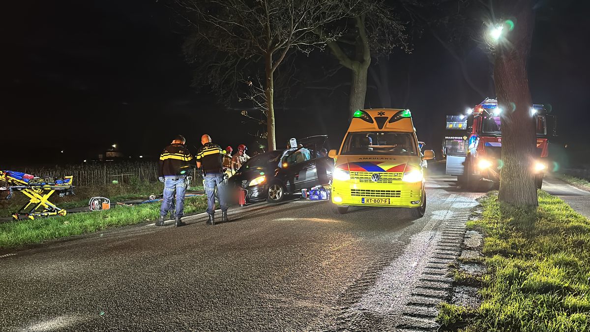 Auto botst tegen boom in Castenray: meerdere inzittenden bekneld