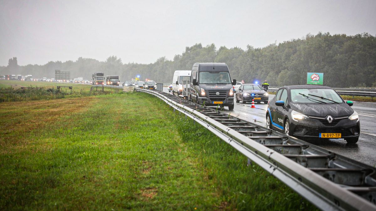Auto op de kop op A7 bij Drachten | Politiehelikopter ingezet voor vuurwerkoverlast in Leeuwarden