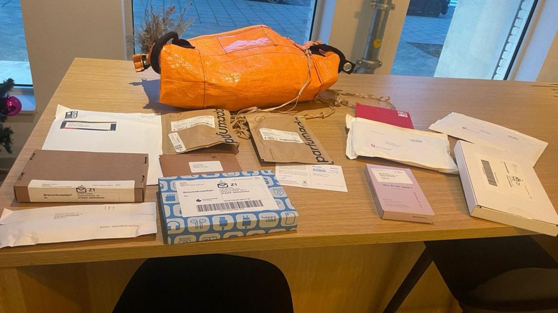 Pakketten gestolen en vernield in Groningse flat: ‘Het ging om een aangetekend pakket van 100 euro’