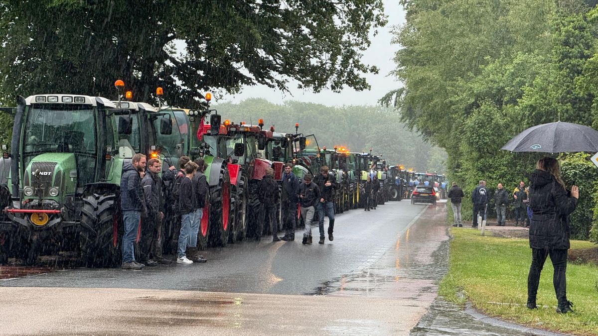 Honderden voor- en tegenstanders bollenteelt voeren actie bij gemeentehuis in Diever