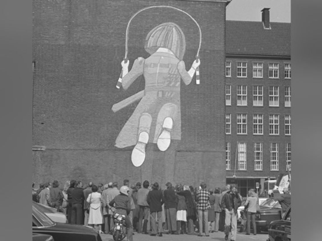 Het kunstwerk was tussen 1976 en 1988 te zien op politiebureau Haagseveer.