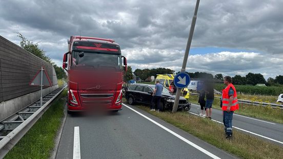 Aanrijding op N35, file bij Dalfsen. Aanrijding op N35, file bij Dalfsen.