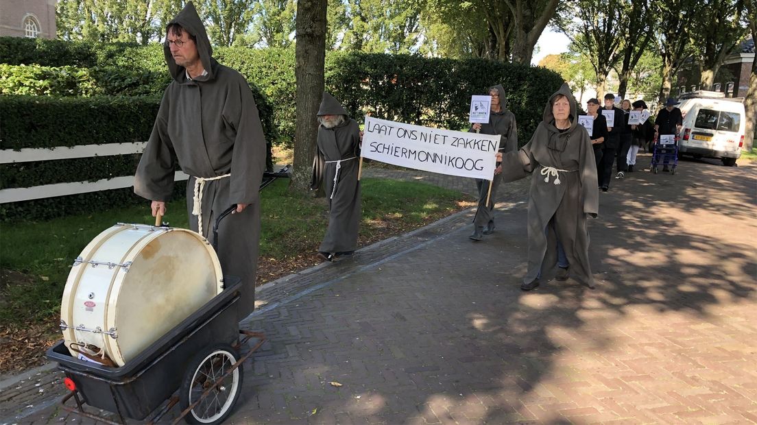 Actievoerders lopen de stille (trommel)tocht op Schier