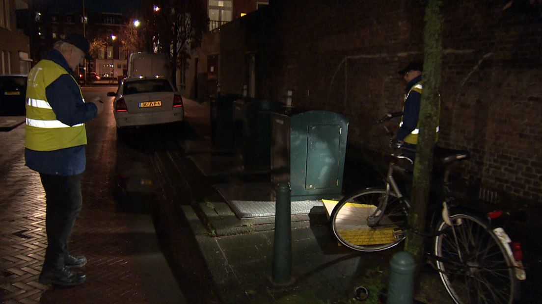 Simon van den Oever en Ger Schaap maken melding van vuilnis naast de container