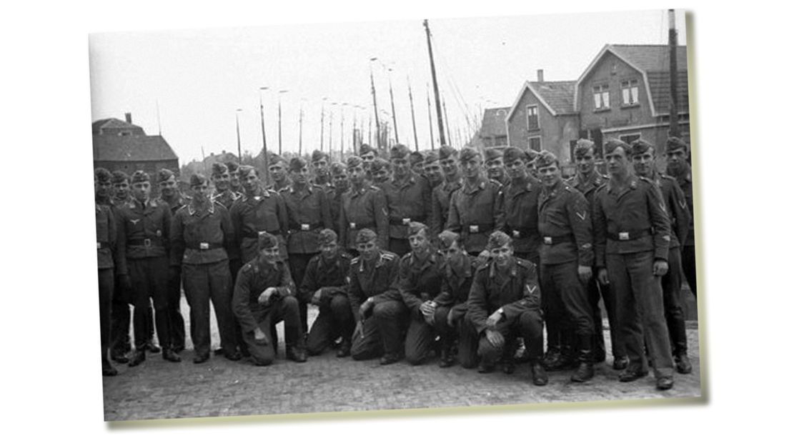 Groepsfoto van militairen van de Luftwaffe in november 1940. De vissershaven op de achtergrond is zeer waarschijnlijk die van Spakenburg.