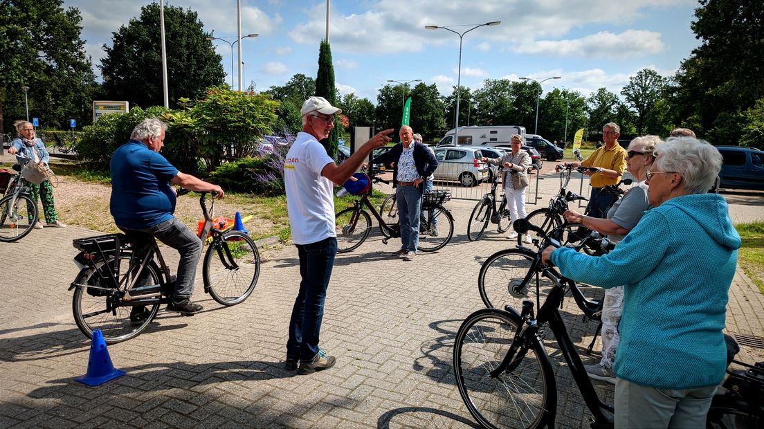 65-plussers krijgen uitleg tijdens de fietscursus in Leek