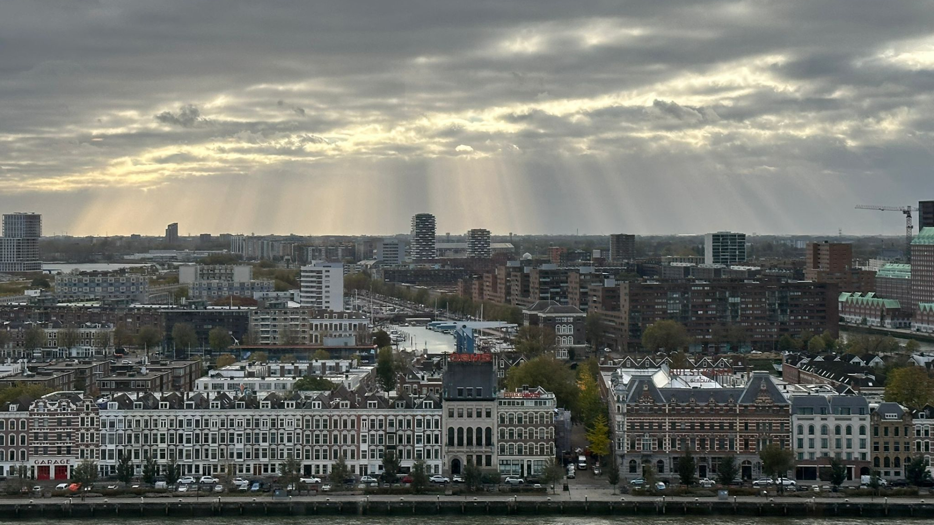 Rond 10:15 waren er nog zonnestralen te zien boven De Kuip, voor nu is het nog de vraag of er vandaag gevoetbald gaat worden.