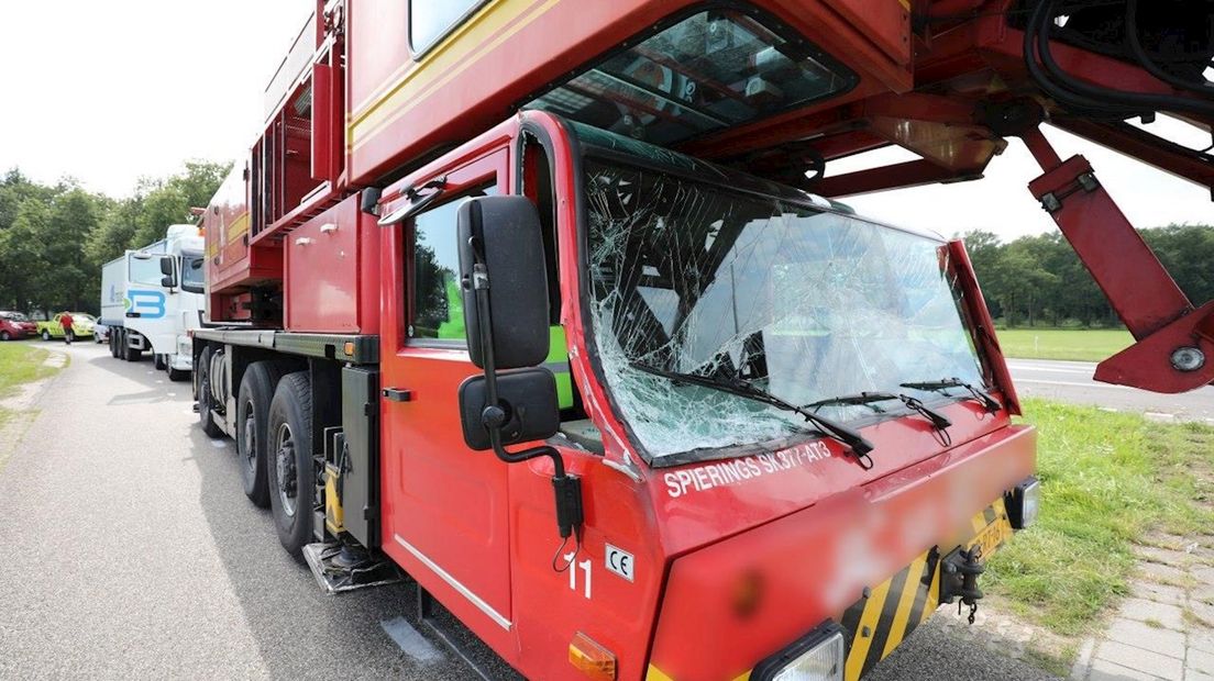 Telekraan botst op vrachtwagen