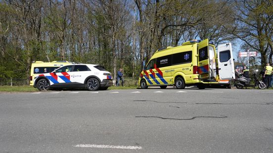 Twee gewonden bij ongeluk met scooter in Norg. Twee gewonden bij ongeluk met scooter in Norg.