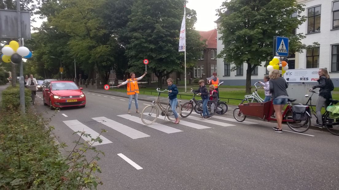 Verkeersbrigadiers helpen scholieren met oversteken in Assen (Rechten: Frits Emmelkamp/RTV Drenthe)