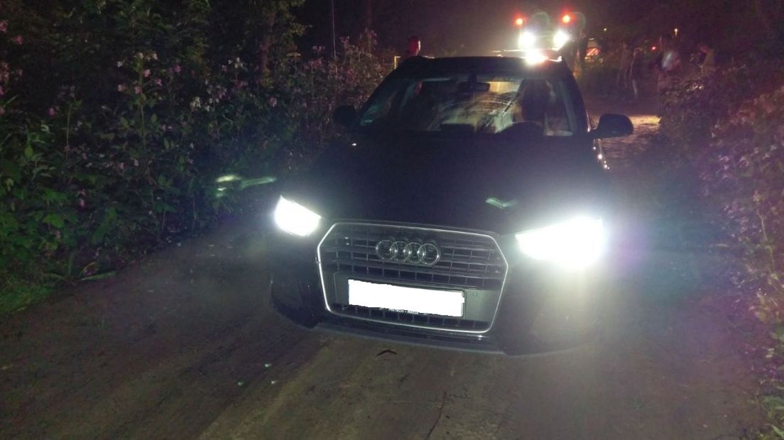 De politie heeft in een bos in Beekbergen een gestolen auto gestopt na een achtervolging. De vier inzittenden zijn aangehouden. Bij de achtervolging zijn een aantal politieauto's beschadigd geraakt. Ook heeft de politie bij de aanhouding waarschuwingsschoten gelost.