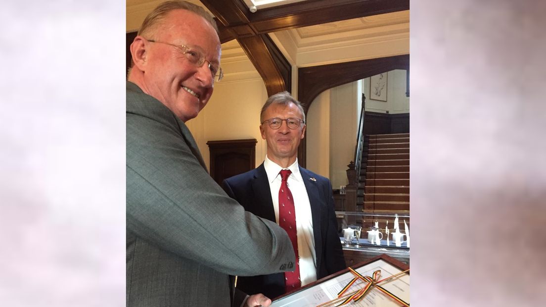Hein van Ameijden (links) met de oorkonde uit handen van Chris Hoornaert, de Belgische ambassadeur in Nederland.