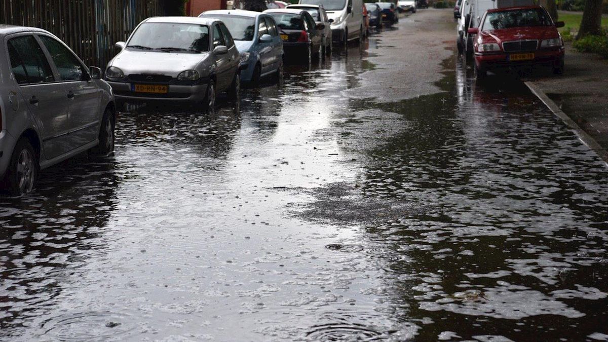 Wateroverlast door flinke buien in de provincie