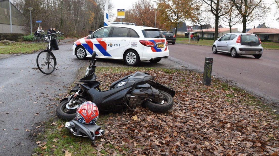 Scooterrijder gewond bij botsing in Emmen (Rechten: De Vries Media)