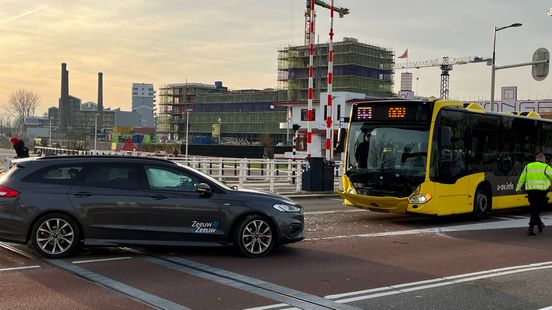 Twee buspassagiers gewond bij aanrijding met auto in Utrecht. Twee buspassagiers gewond bij aanrijding met auto in Utrecht.