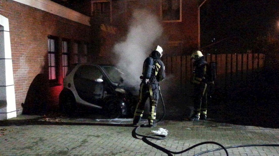 Brandweer blust autobrand