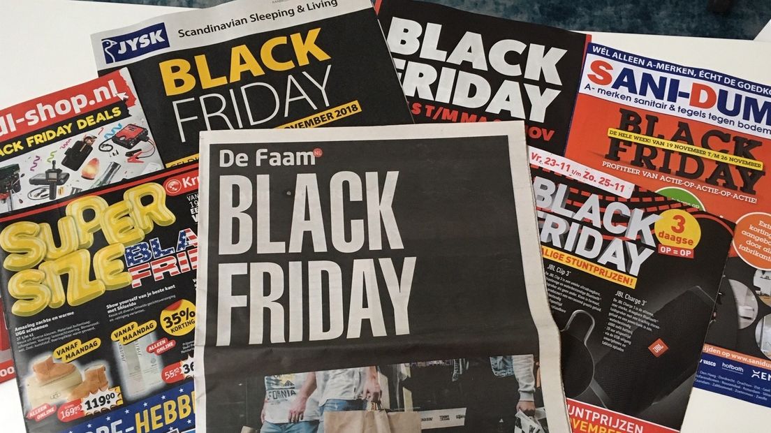 De deurmat ziet zwart van folders met aanbiedingen voor Black Friday