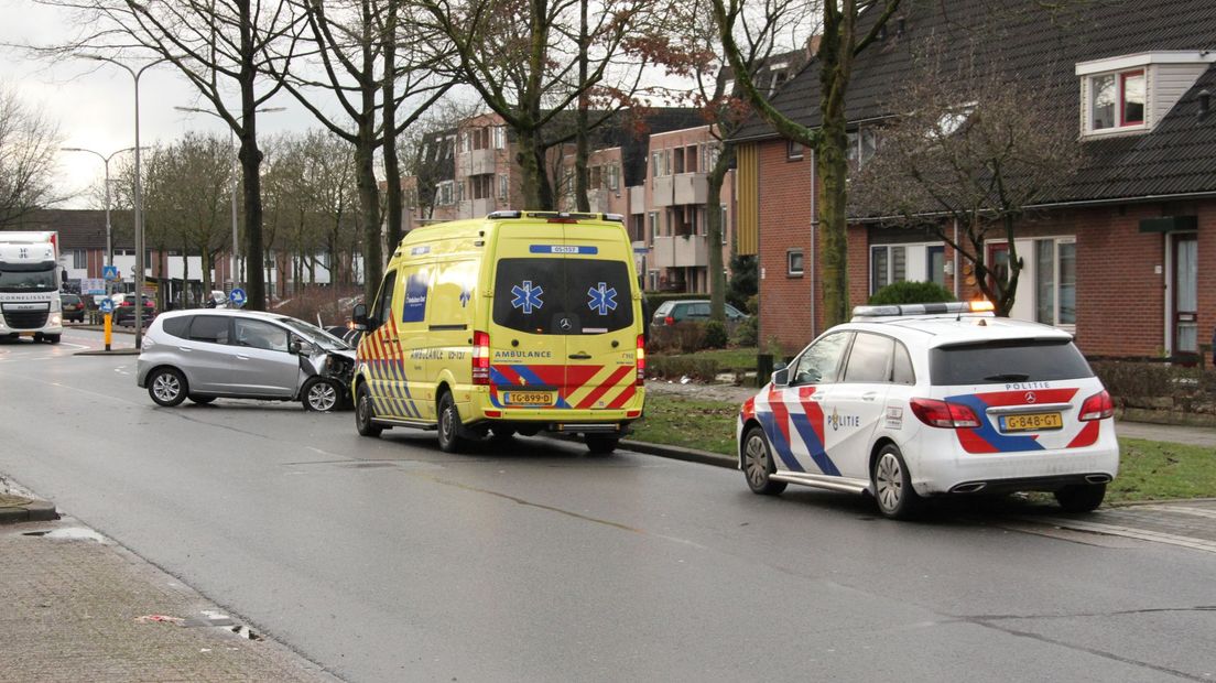Auto botst op boom in Almelo, twee gewonden