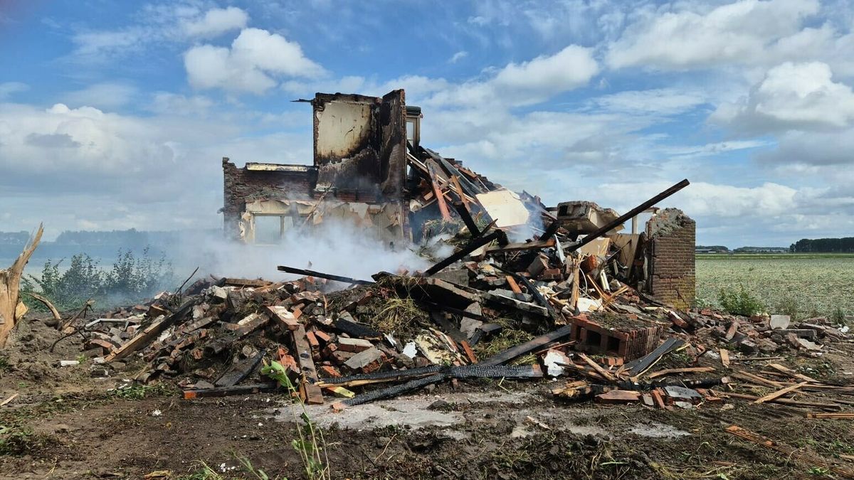 Puin vliegt in brand bij sloopwerkzaamheden Schoondijke