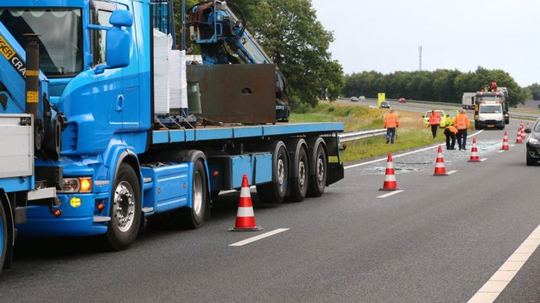 Vrachtwagen verliest glas op N33 (Rechten: Herman van oost)