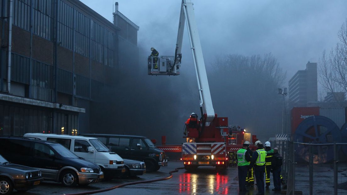 Flinke rookontwikkeling bij brand Schieweg Delft- Foto Regio15.nl